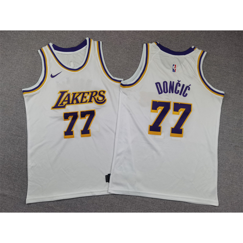 NBA Niño LAKERS DONCIC 77